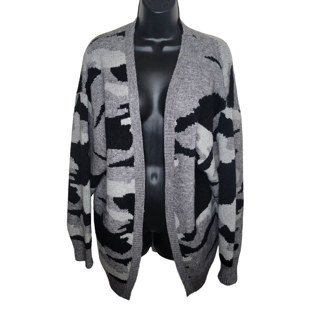 White Birch Boutique Nwot open front camo cardigan sweater size Medium